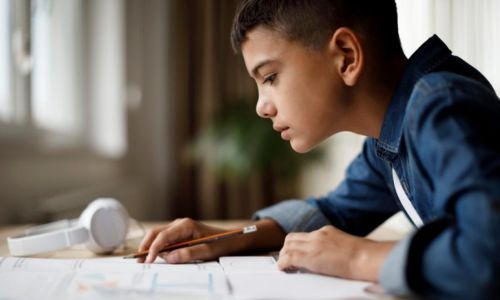 ragazzino che studia e fa i compiti