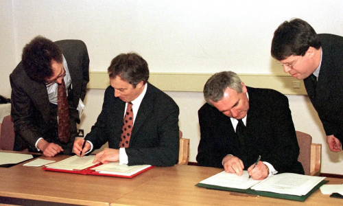 tony blair e bertie ahern firmano il good friday agreement