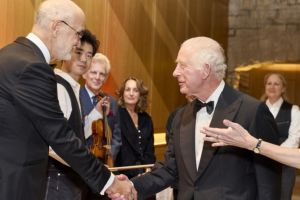 re Carlo III e l'ambasciatore italiano a londra Inigo Lambertini al concerto per celebrare Genova e londra