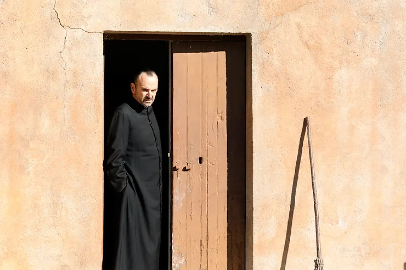 paolo pierobon interpreta il prete in primadonna