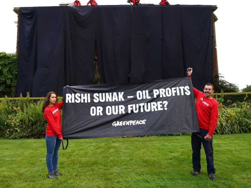 Gli attivisti di Greenpeace a casa di Rishi Sunak