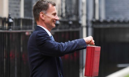 il cancelliere jeremy hunt con il budget 2023