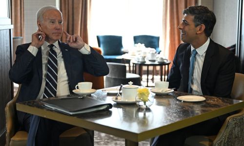 Biden e Sunak bevono il tè a Belfast